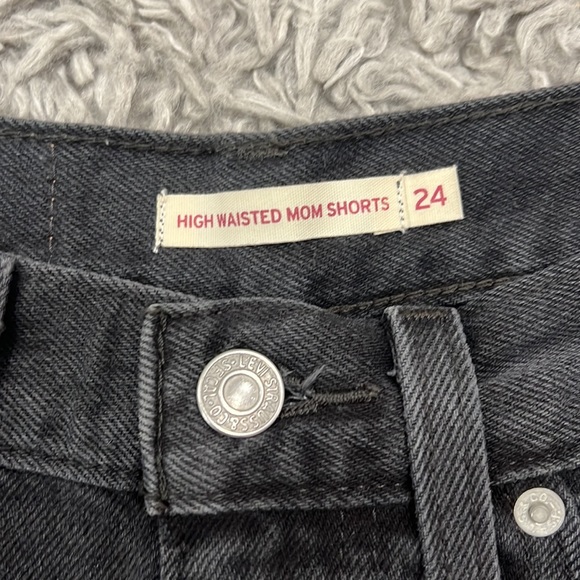 Levi’s High Waisted Mom Shorts - Picture 4 of 4
